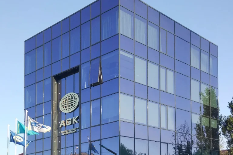 Стеклянный фасад головного офиса Alem Group в Уральске